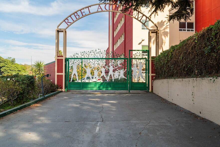 More Photos Of 2911 N San Fernando Rd, Los Angeles Schools For Lease