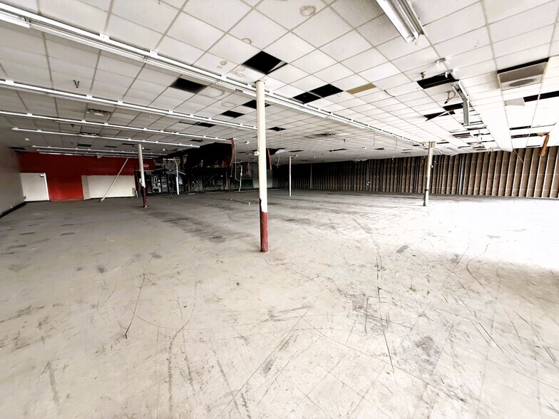 More Photos Of 11811 E 8 Mile Rd, Warren General Retail For Lease