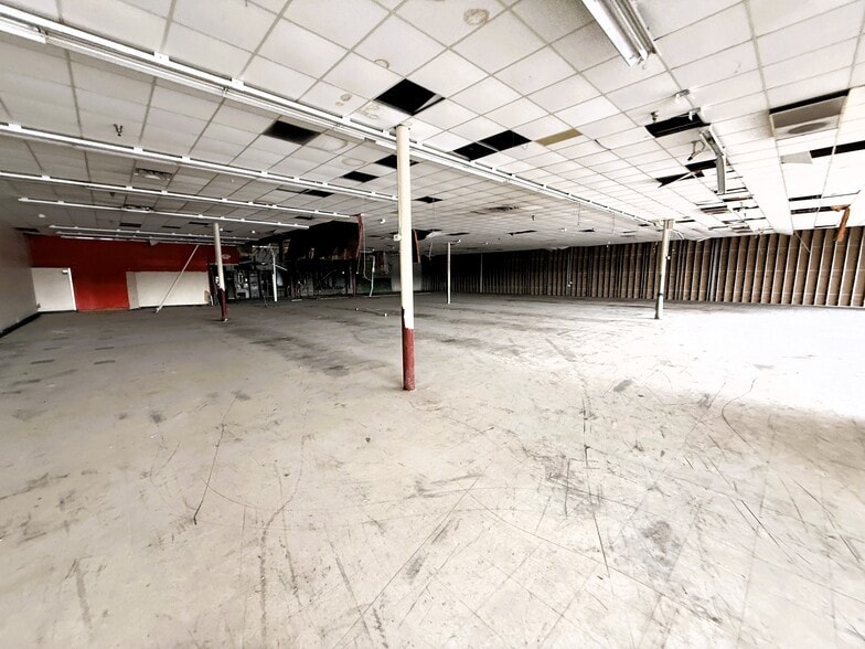 More Photos Of 11811 E 8 Mile Rd, Warren General Retail For Lease
