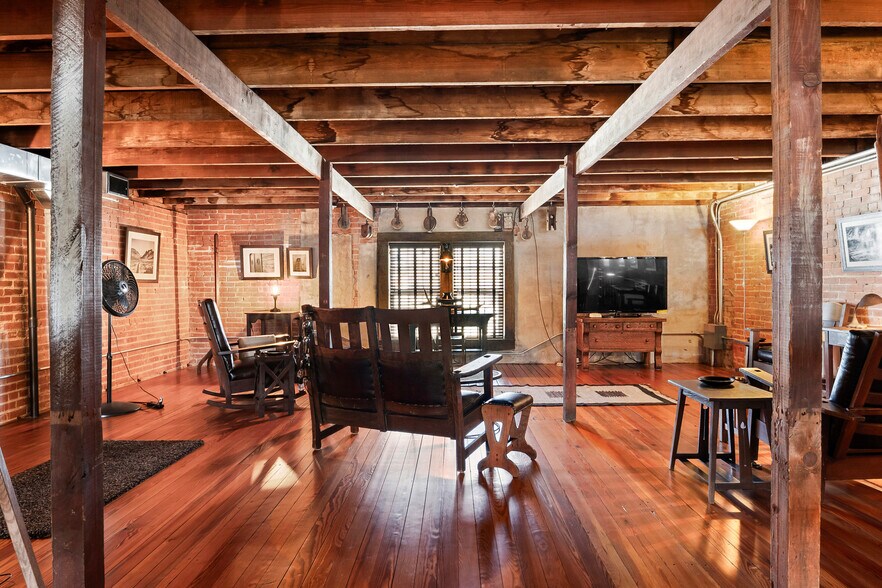 More Photos Of 118 W. Grand St, Whitewright Storefront Retail Residential For Sale