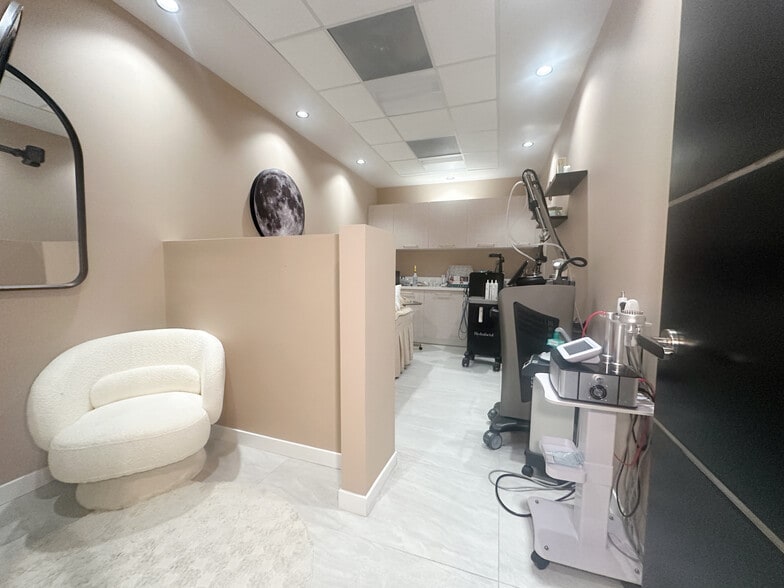 More Photos Of 7225 Melrose Ave, Los Angeles Medical For Lease