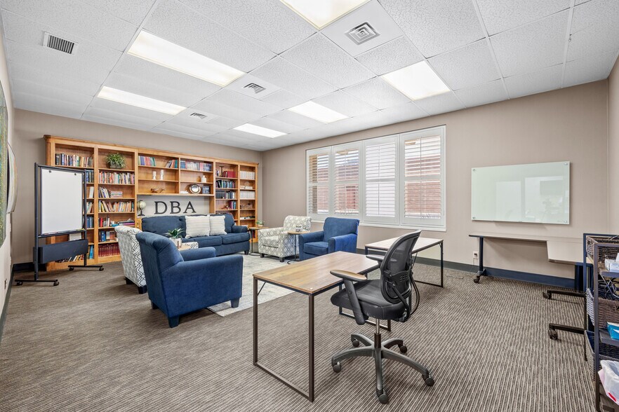 More Photos Of 8001 E R L Thornton Fwy, Dallas Office For Lease
