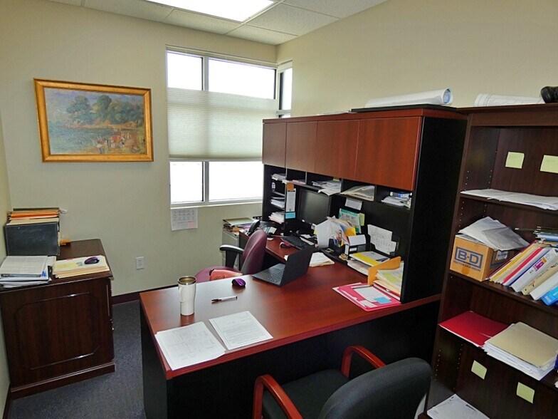 More Photos Of 6934 Elaine Dr, Niagara Falls Office For Sale