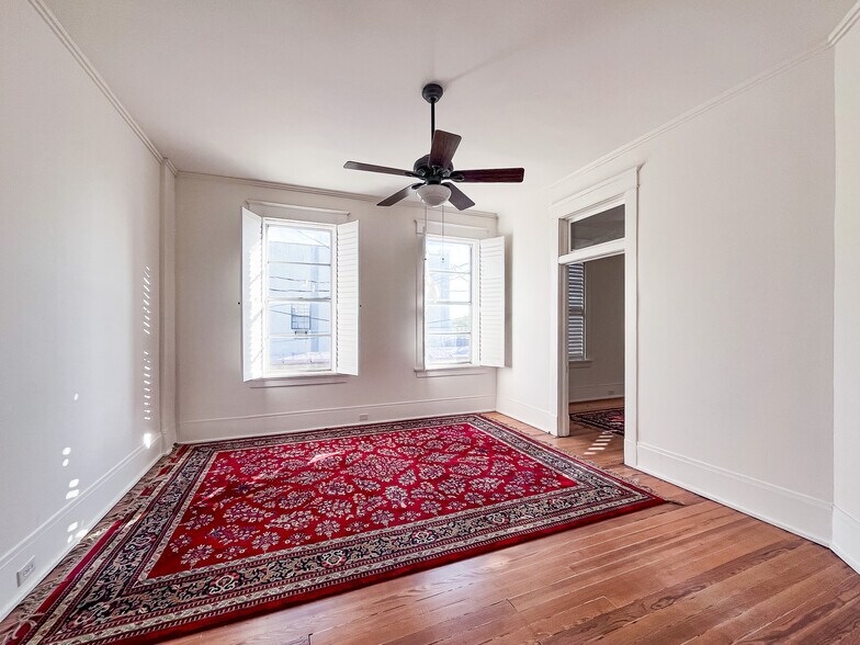 More Photos Of 212-216 E Alamo St, Brenham Storefront Retail Office For Lease