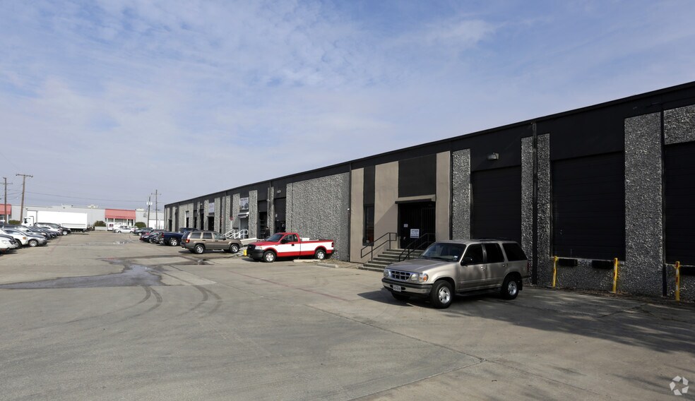 More Photos Of 2626 Manana Dr, Dallas Light Distribution For Lease