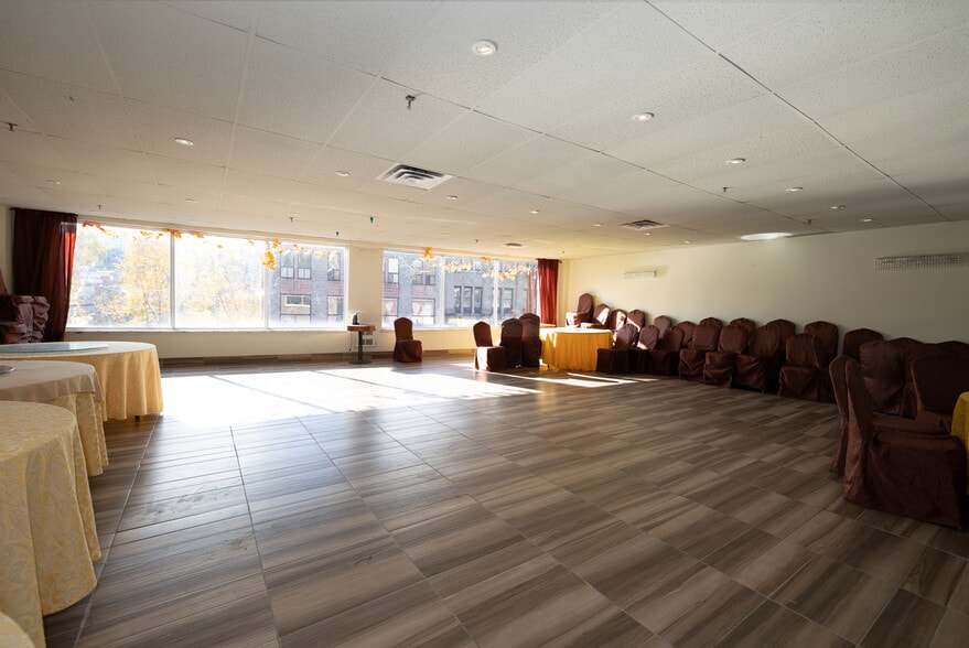 More Photos Of 1055 Boul Saint-Laurent, Montréal General Retail For Lease