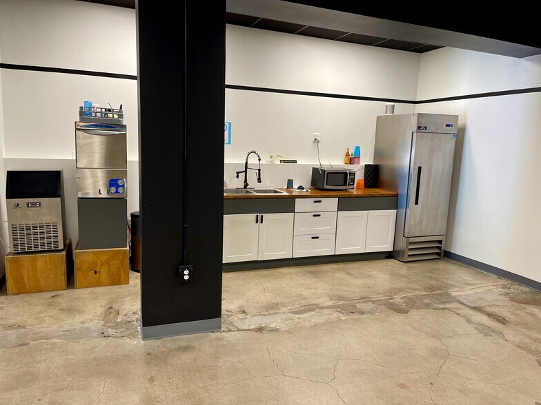 More Photos Of 2540 W Pennway St, Kansas City Flex For Lease