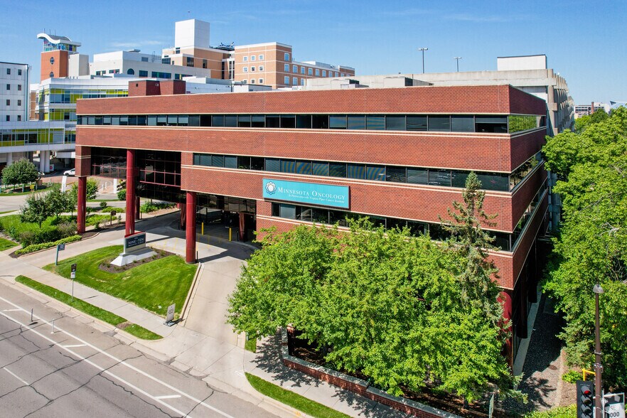 More Photos Of 910 E 26th St, Minneapolis Medical For Lease