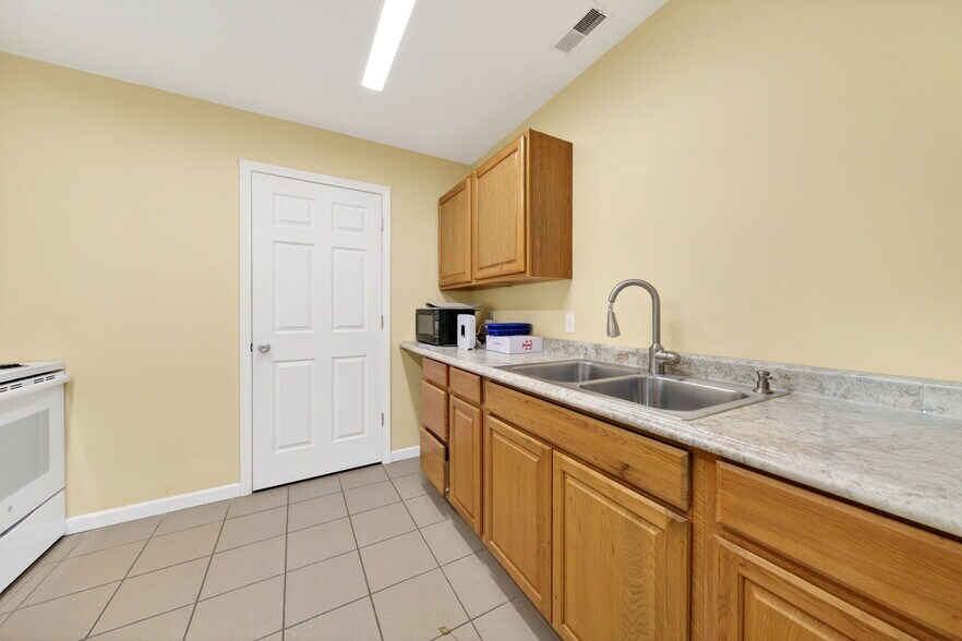 More Photos Of 114-116 E Orleans St, Pacific Office For Sale