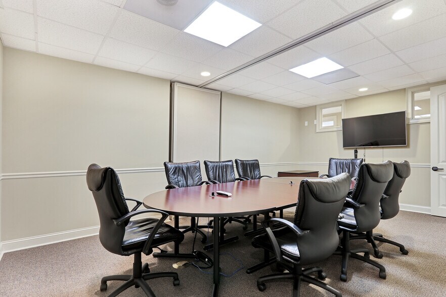 More Photos Of 68 Pointe Cir, Greenville Office For Lease