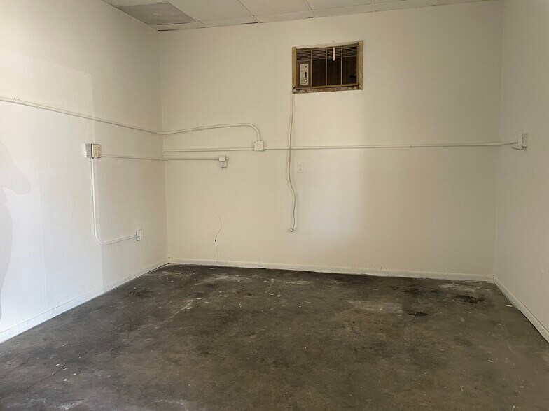 More Photos Of 3733-3737 Kenora Dr, Spring Valley Manufacturing For Lease