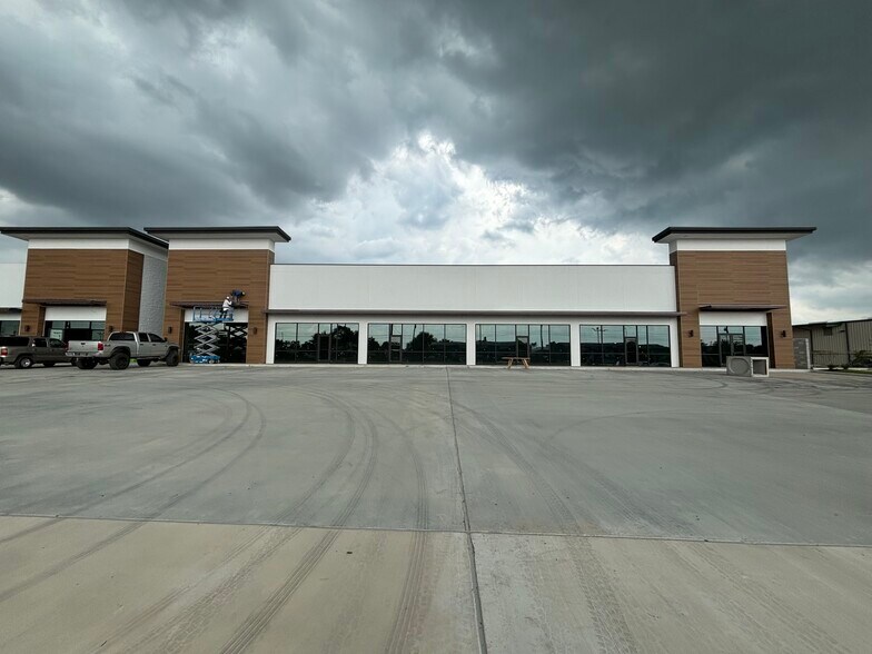 More Photos Of 13437 W Bellfort Ave, Sugar Land Storefront Retail Office For Lease