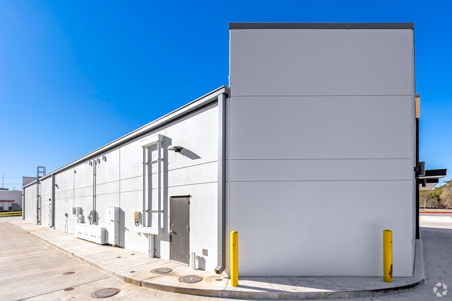 More Photos Of 11034 Military Dr W, San Antonio Storefront Retail Office For Lease