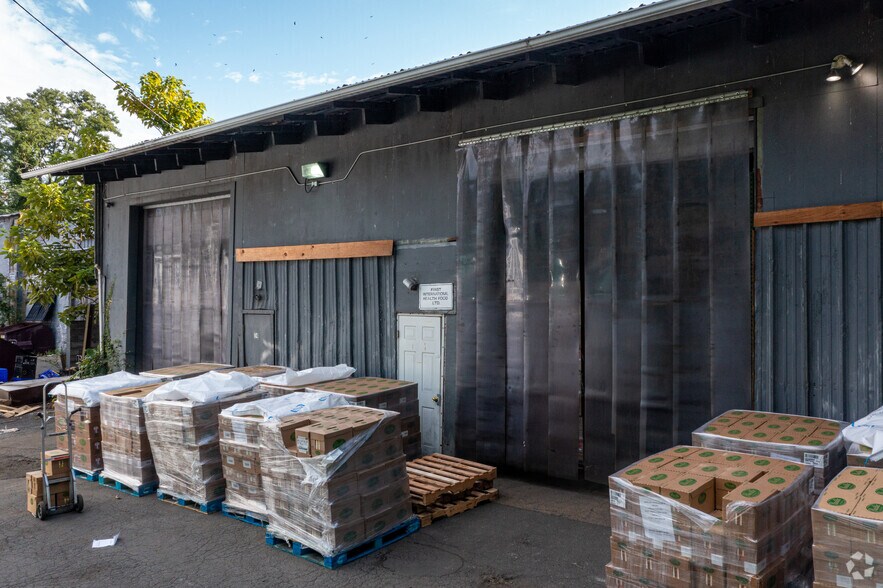 More Photos Of 6-12 Hoover Ave, Haverstraw Warehouse For Lease