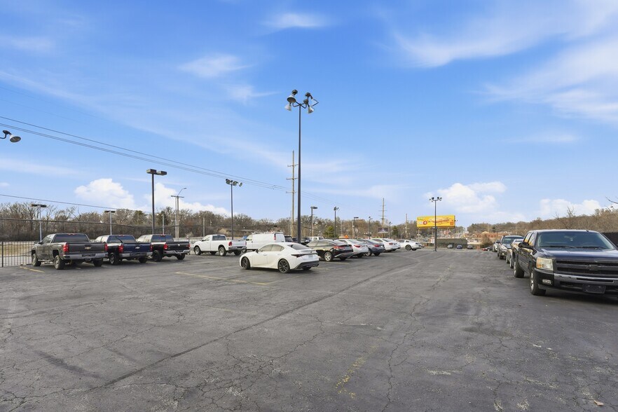 More Photos Of 3925 N Oak, Kansas City Auto Dealership For Sale