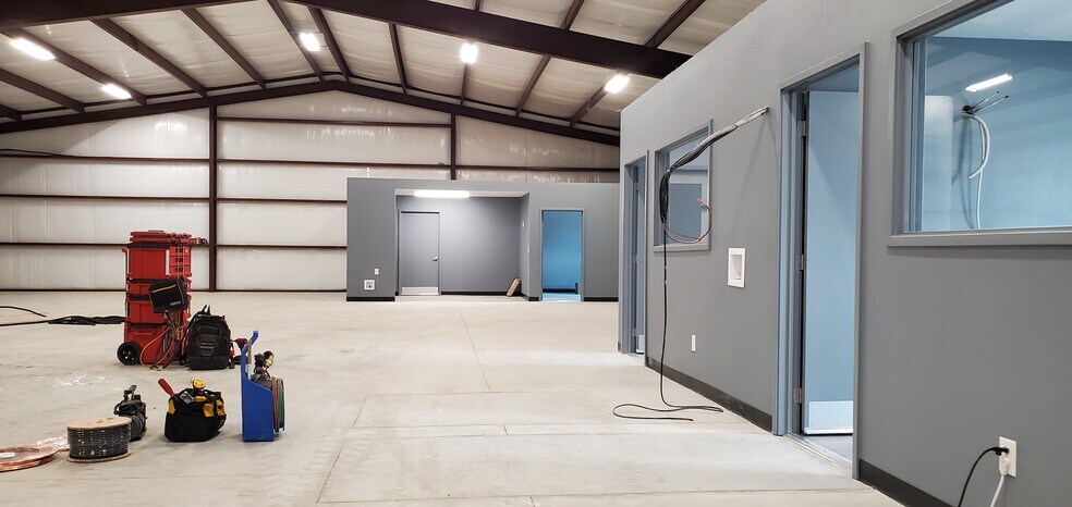 More Photos Of 10401 E Hwy 71, Spicewood Warehouse For Lease