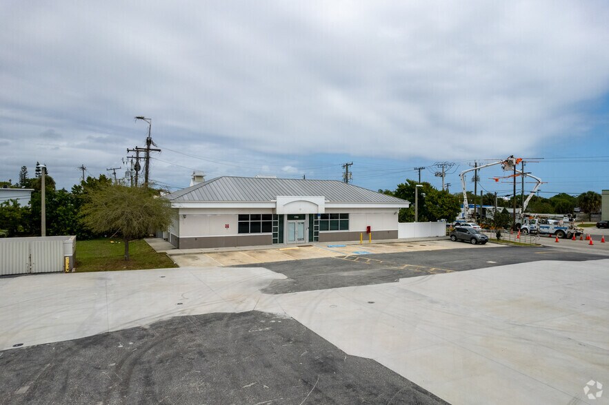 More Photos Of 1760 E Merritt Island Cswy, Merritt Island General Retail For Lease