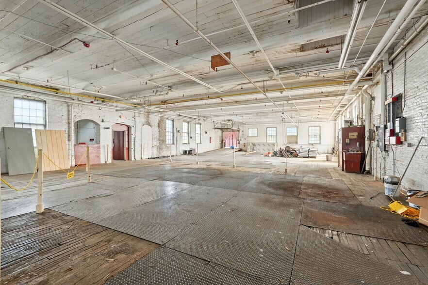 More Photos Of 81-85 Sargeant St, Holyoke Manufacturing For Lease