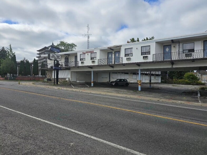 Primary Photo Of 4249 River Rd, Niagara Falls Hotel For Sale