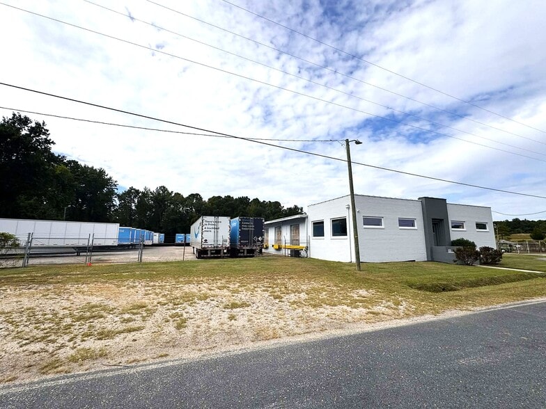 More Photos Of 902 S Eastern Blvd, Fayetteville Truck Terminal For Lease