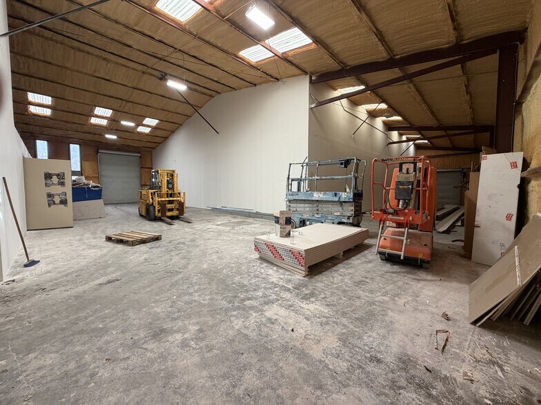 More Photos Of 5427 Gessner Rd, Houston Warehouse For Lease