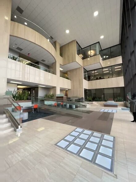 More Photos Of 400 Northridge Rd, Atlanta Office For Lease