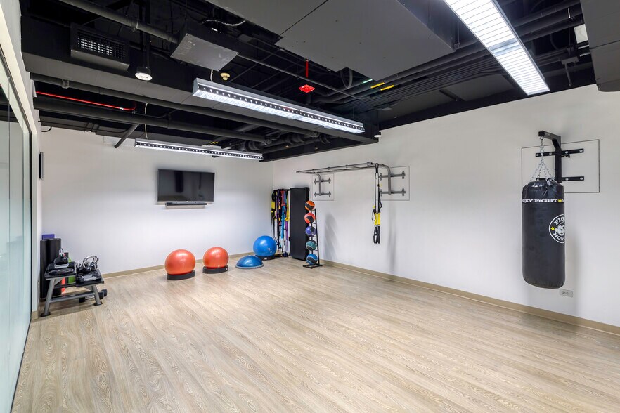 More Photos Of 737 N Michigan Ave, Chicago Office For Lease