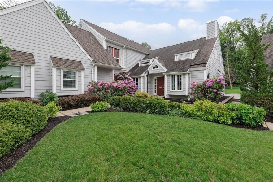 Primary Photo Of 10 Mystic Ln, Malvern Loft Creative Space For Sale