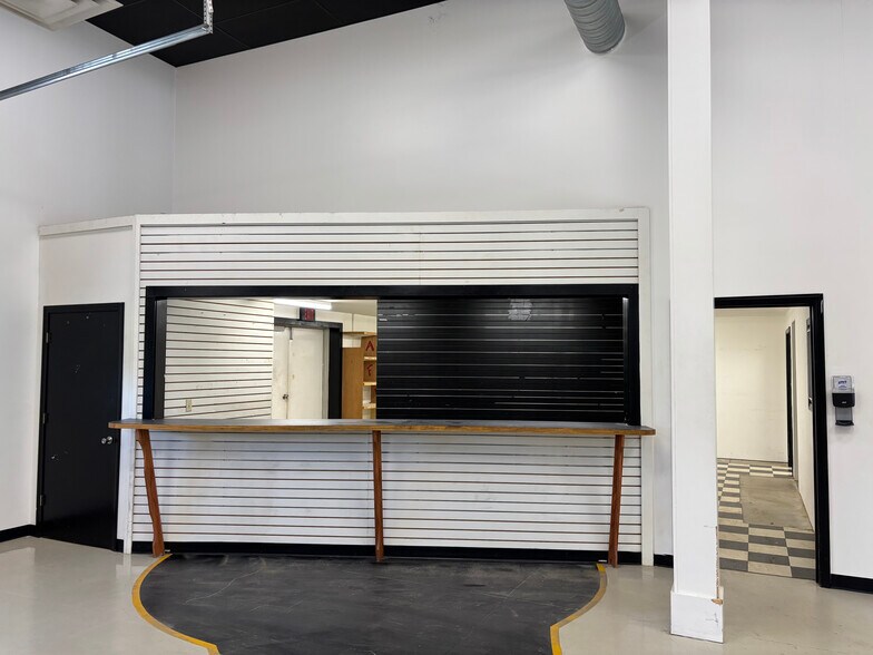 More Photos Of 29 Stillwater Ave, Orono Showroom For Lease