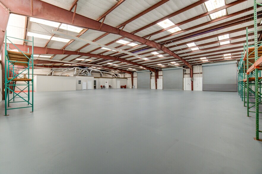 More Photos Of 9399 Summerbell, Houston Warehouse For Lease