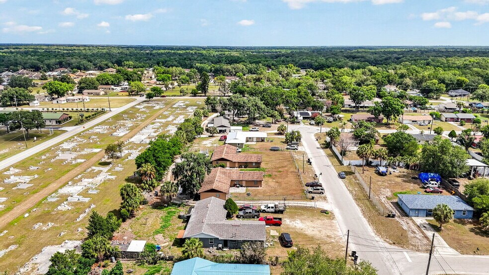 More Photos Of 3210 W Willow Dr, Mulberry Apartments For Sale