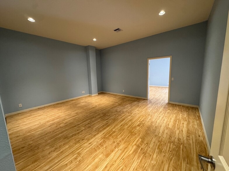 More Photos Of 2415 N Albany Ave, Tampa Flex For Lease
