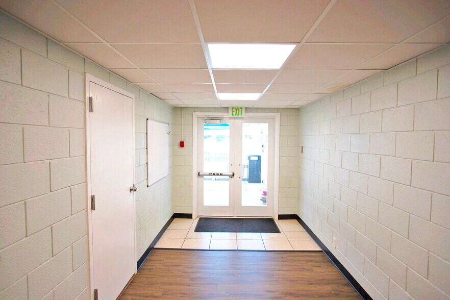 More Photos Of 2045 Drew St, Clearwater Schools For Lease