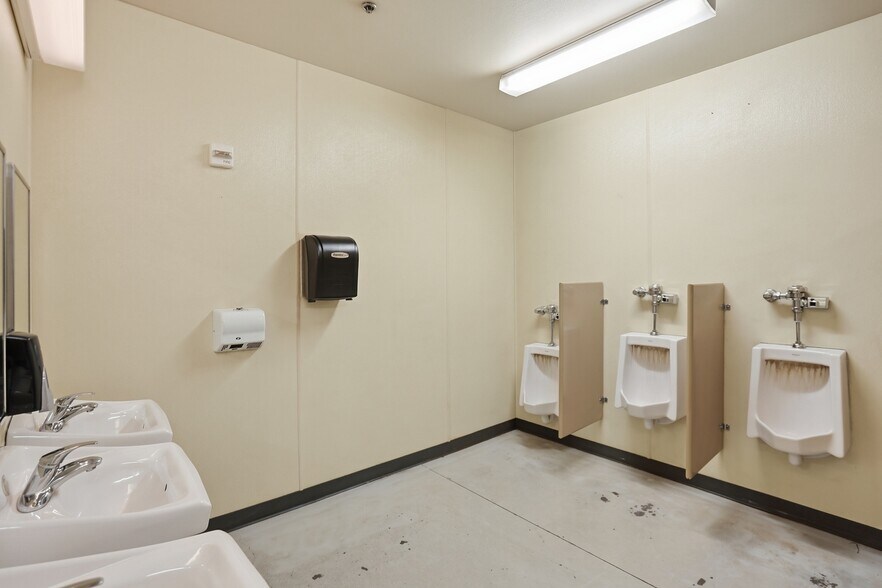 More Photos Of 1151 Industry Rd, Sturgis Manufacturing For Sale