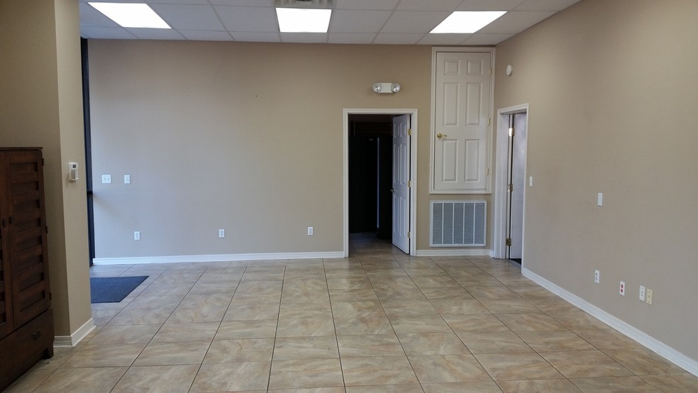 More Photos Of 17588 Hard Hat Dr, Covington Flex For Sale