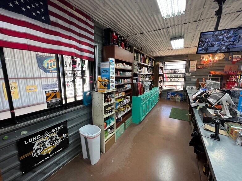 More Photos Of 1061 Cypress St, Roscoe Storefront For Sale