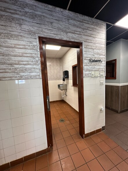 More Photos Of 102 E Park St, Taylorville Freestanding For Sale