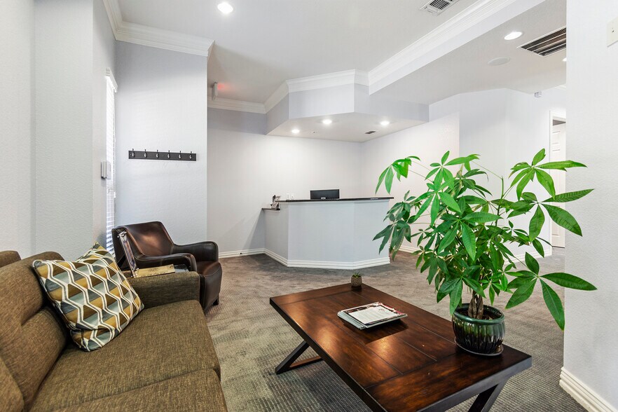 More Photos Of 7633 Bellaire Dr S, Fort Worth Medical For Sale