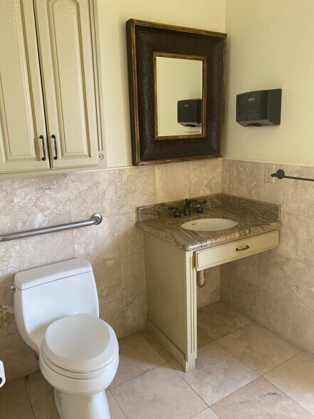More Photos Of 154 N Festival Dr, El Paso Medical For Sale