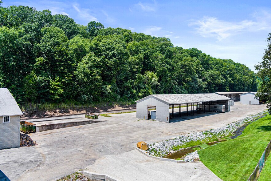 More Photos Of 8106 Intersection Rd, Glen Rock Warehouse For Lease