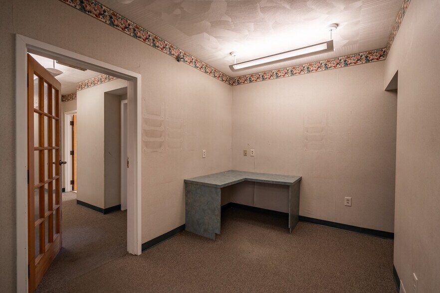 More Photos Of 1105 Monroe St, Endicott Office For Sale