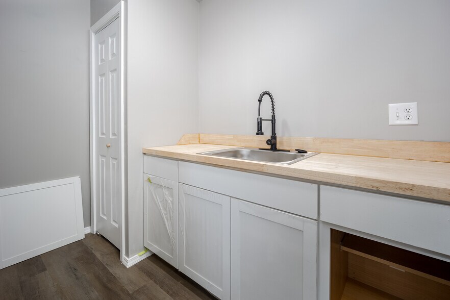 More Photos Of 1402 Veterans Memorial Hwy, Blanchard Warehouse For Sale