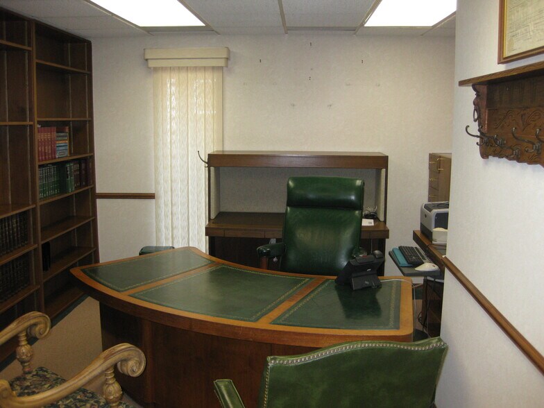 More Photos Of 85 Market St, Elgin Office For Sale