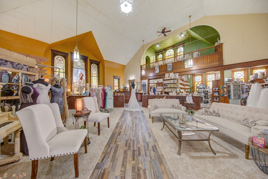 More Photos Of 2001 10th St, Emmetsburg General Retail For Sale