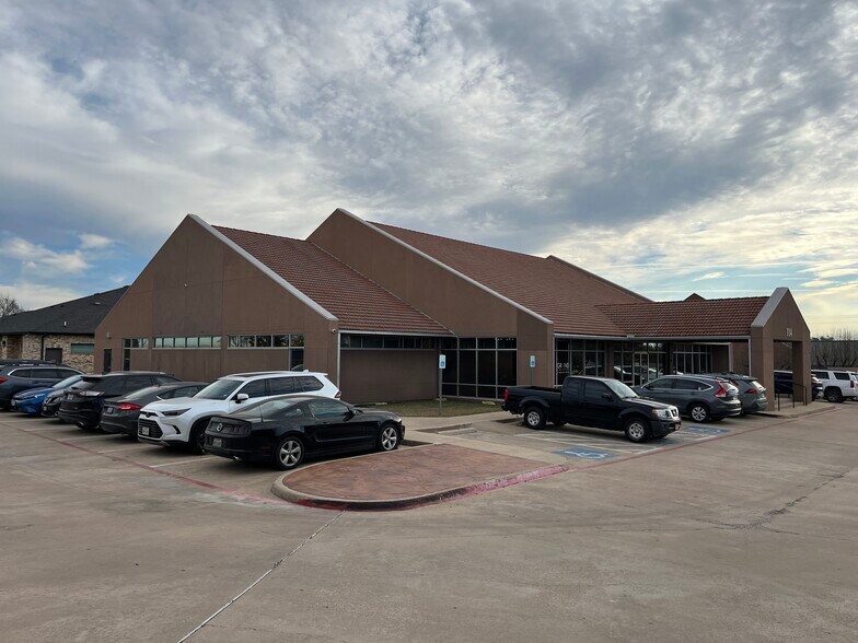 More Photos Of 114 Sproles Dr, Benbrook Medical For Sale