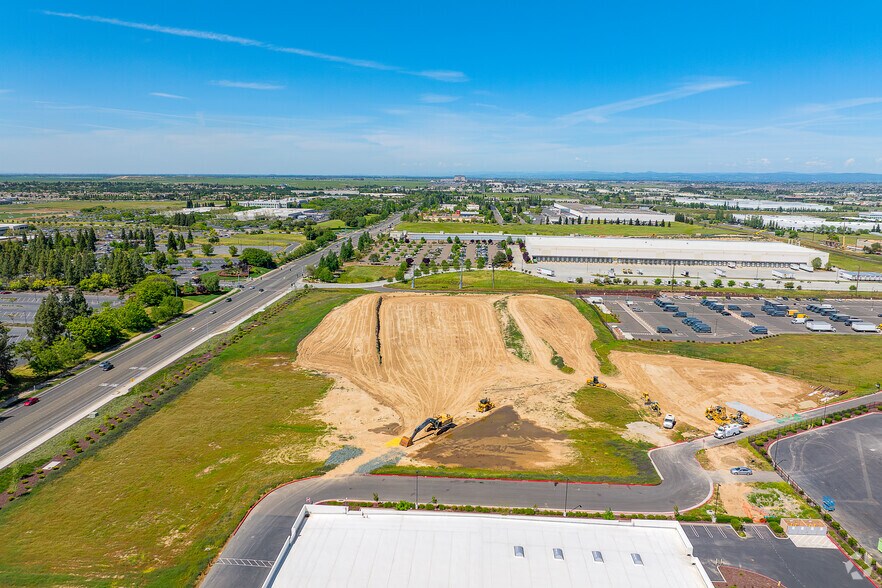 More Photos Of Foothills Blvd, Roseville Distribution For Lease