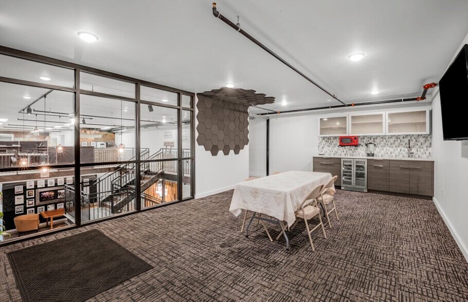 More Photos Of 810 N Lilac Dr, Golden Valley Office For Lease