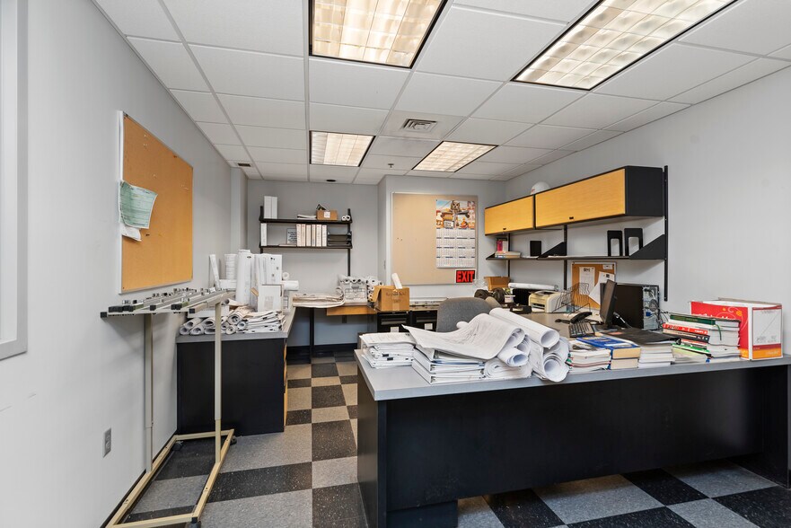 More Photos Of 1514 Commerce Ave, Carlisle Light Distribution For Lease