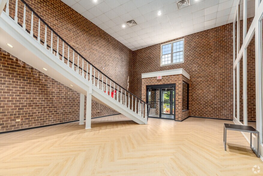 More Photos Of 825 E Golf Rd, Arlington Heights Medical For Sale