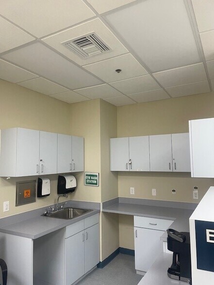 More Photos Of 2501-2543 Burns Rd, Palm Beach Gardens Medical For Lease